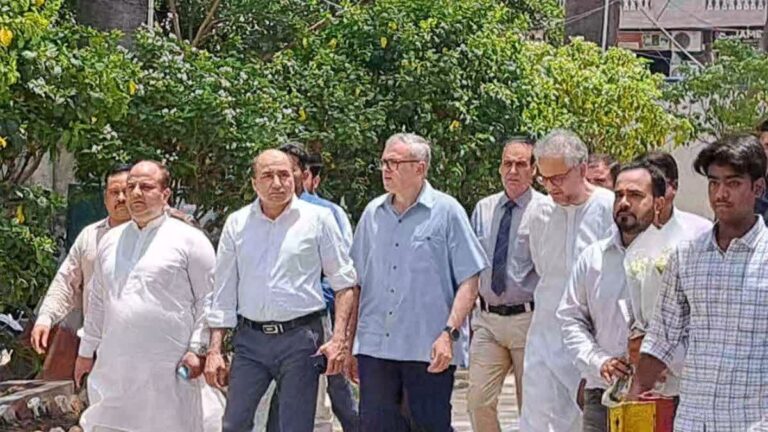 जम्मू कश्मीर में लड़ रहे हैं जंग,पड़ोसी मुल्क जे. के.के हालात बिगड़ने की कर रहा तमाम कोशिशे:- बोले मुख्यमंत्री उमर अब्दुल्ला।