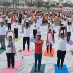 अंतरराष्ट्रीय योग दिवस पर अलीगढ़ में प्रभारी मंत्री ने किया योग, सपा सांसद के बयान को बताया ‘कुतर्क’।