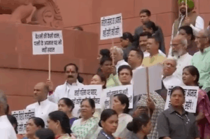 डिंपल के अपमान पर घमासान : सपा, कांग्रेस चुप, BJP और NDA सांसदों ने उठाई अखिलेश की पत्नी के लिए आवाज
