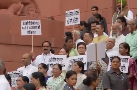 डिंपल के अपमान पर घमासान : सपा, कांग्रेस चुप, BJP और NDA सांसदों ने उठाई अखिलेश की पत्नी के लिए आवाज