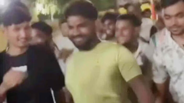 कानपुर: जमानत पर रिहा होते ही हत्या के प्रयास के आरोपी ने किया रोड शो, आतिशबाजी और कानून की उड़ाई धज्जियां