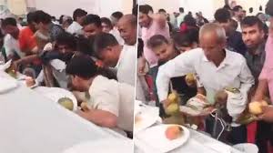 लखनऊ के आम महोत्सव में आम की लूट :समापन का ऐलान होते ही टूट पड़ी यूपी की जनता; वायरल हो गया वीडियो