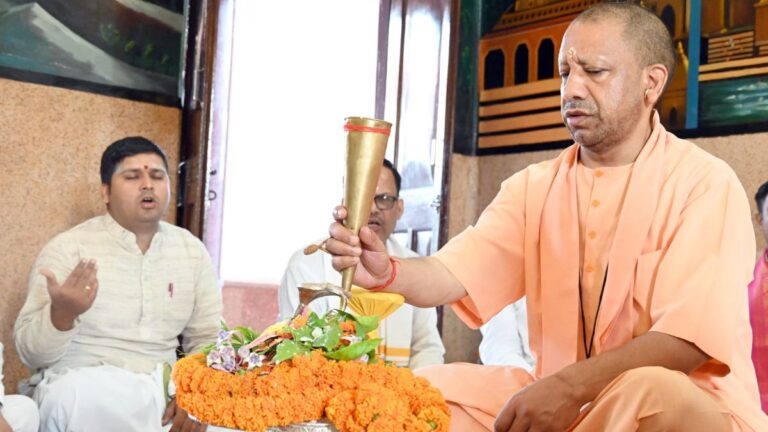सावन के पहले दिन सीएम योगी ने किया रुद्राभिषेक, गोरखनाथ मंदिर में गूंजे मंत्र, प्रदेशवासियों के सुख-समृद्धि की प्रार्थना की